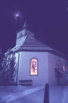 churchatnight01.jpg (47665 bytes)
