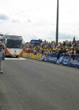 bus01.jpg (50954 bytes)