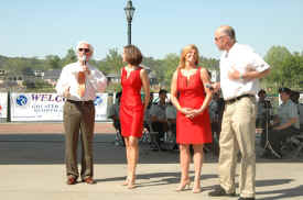 podiumgirl03.jpg (105806 bytes)