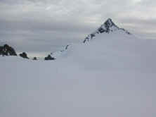 Shuksan Summit Pyramid_a.jpg (25074 bytes)