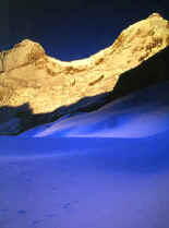 Huandoy Massif sunrise vertical.jpg (106003 bytes)