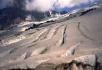 raniercrevasse01.jpg (76144 bytes)