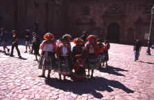 womencusco02.jpg (99544 bytes)