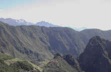 machupichuoverview01.jpg (55799 bytes)