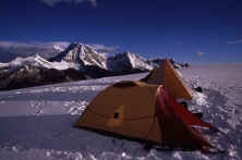 tents_highcamp01.jpg (64165 bytes)