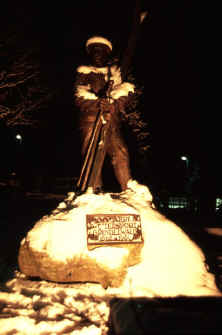 statue01.jpg (63700 bytes)