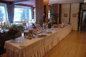 breakfastbuffet02.jpg (125686 bytes)