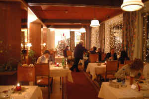 diningroom02.jpg (138552 bytes)
