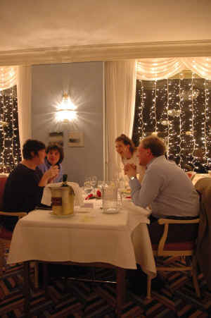 diningroom03.jpg (109936 bytes)