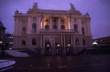 zurich_oprahouse01.jpg (52054 bytes)