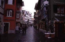 zurichstreet02.jpg (68465 bytes)