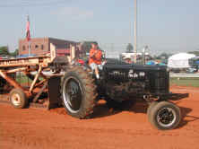 300farmallpull01.jpg (85275 bytes)