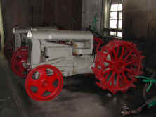 fordsonsteelwheel01.jpg (75249 bytes)