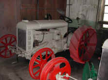 fordsonsteelwheel05.jpg (82311 bytes)